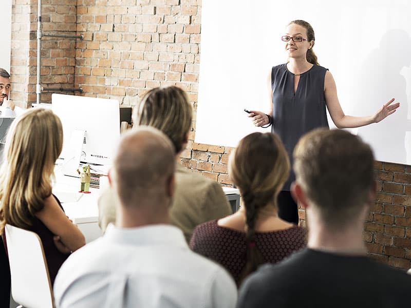 Referentin vor einer Klasse 